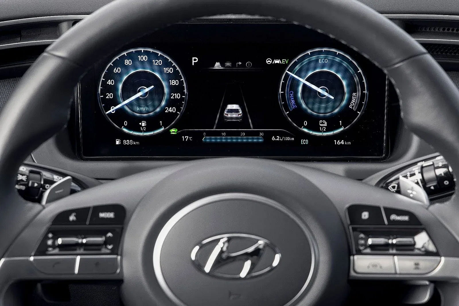 2024 Hyundai Tucson steering wheel and gauge cluster